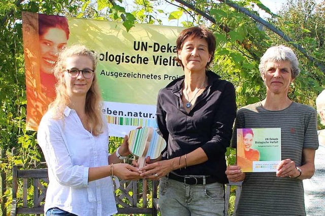 UN-Jugendbotschafterin Svenja Christ (...nne Rinklin (rechts) die Auszeichnung.  | Foto: Horst David