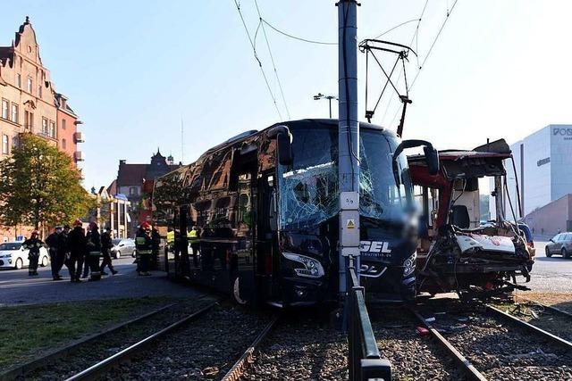 Nach dem Busunfall in Danzig ist ein Mann an seinen Verletzungen gestorben