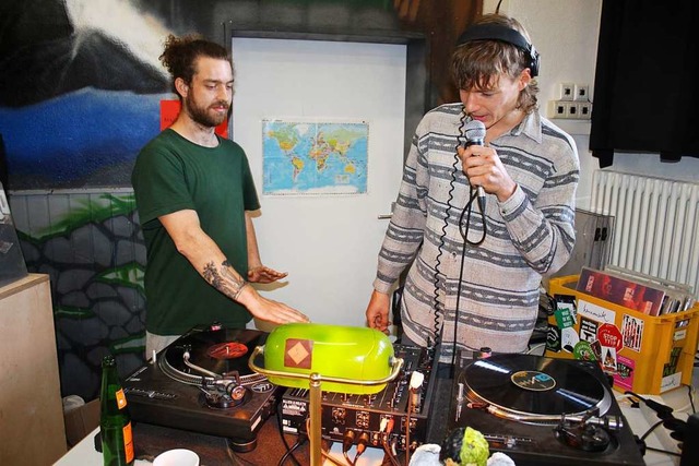 DJ &amp; MC: Felix Teichmann und Felix Lindicke im Haus der Jugend in Kollnau.  | Foto: Karin Hei