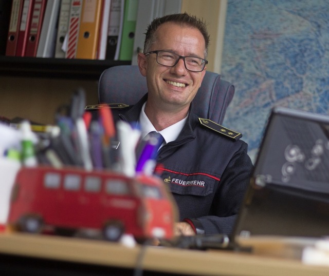 Kreisbrandmeister Christian Leiberich an seinem Schreibtisch  | Foto: Patrik Mller