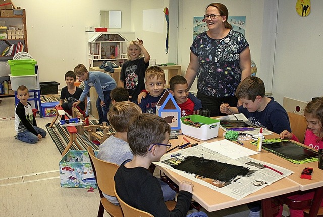 Schler beim Spielen und Basteln mit Leiterin Sibylle Strk   | Foto: Michael Masson