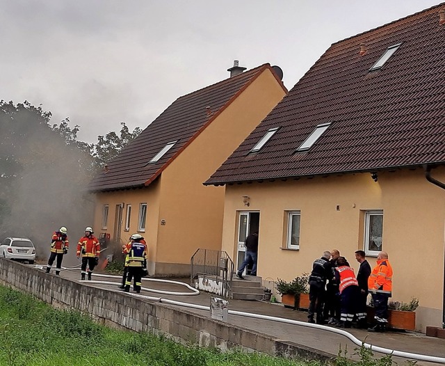 Einen Kellerbrand in Gndlingen lscht...isacher Feuerwehr am Donnerstagabend.   | Foto: Christine Weirich