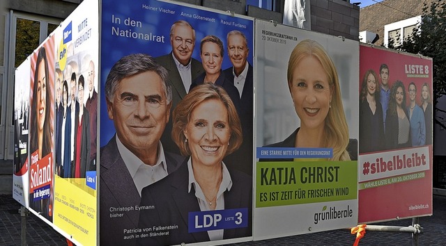 Auf den Plakaten, hier in Riehen, haben die Kandidaten noch gut lcheln.  | Foto: Daniel Gramespacher