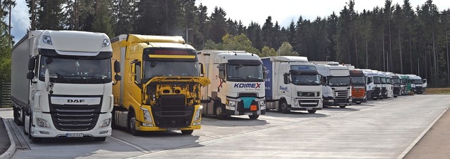 Zwangspause: An Wochenenden  wird die ...iele Lastwagenfahrer zum Campingplatz.  | Foto: Liane Schilling