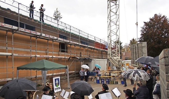 Richtfest auf der Baustelle: Die Sanie...n bald kann der Innenausbau beginnen.   | Foto: Markus Donner