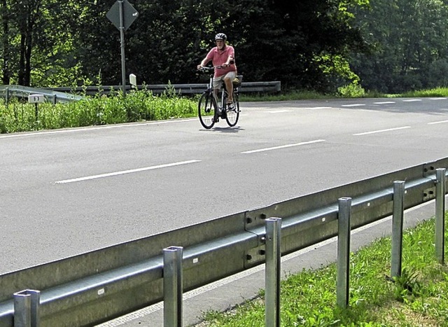 Radfahren an der  B3 ist beim Tempo der Autos riskant.   | Foto: Jrgen Wiechert