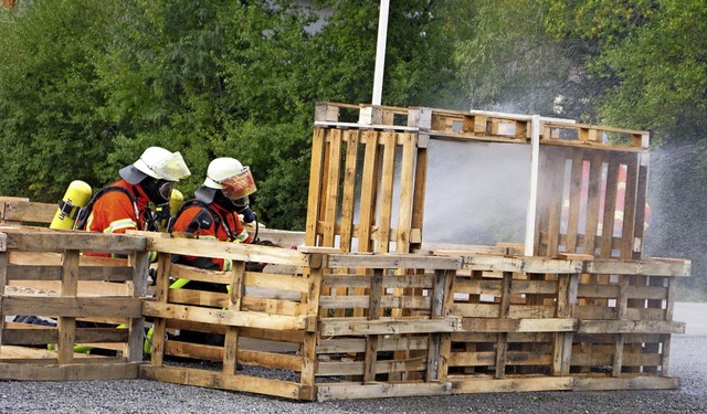 Mit Paletten war der Grundriss einer W...insatz der Feuerwehr zu demonstrieren.  | Foto: Ulrike Spiegelhalter