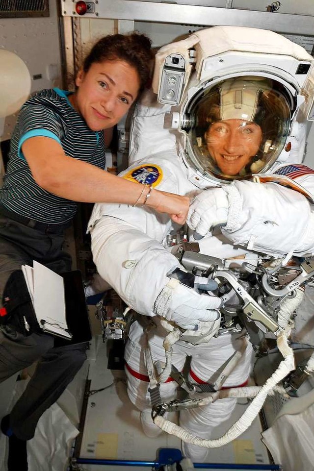 Die US-Astronautinnen Christina Koch (...SS vor ihrem historischen Aueneinsatz  | Foto: Uncredited/NASA/dpa