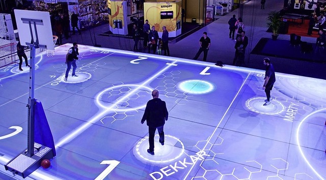 Mit einem Knopfdruck soll  aus einem Basketballfeld ein Volleyballfeld werden.  | Foto: ASB GlassFLoor (dpa)