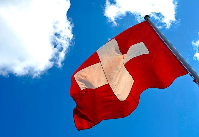 Die Schweizer Nationalflagge weht in Bern.  | Foto: Rainer Jensen