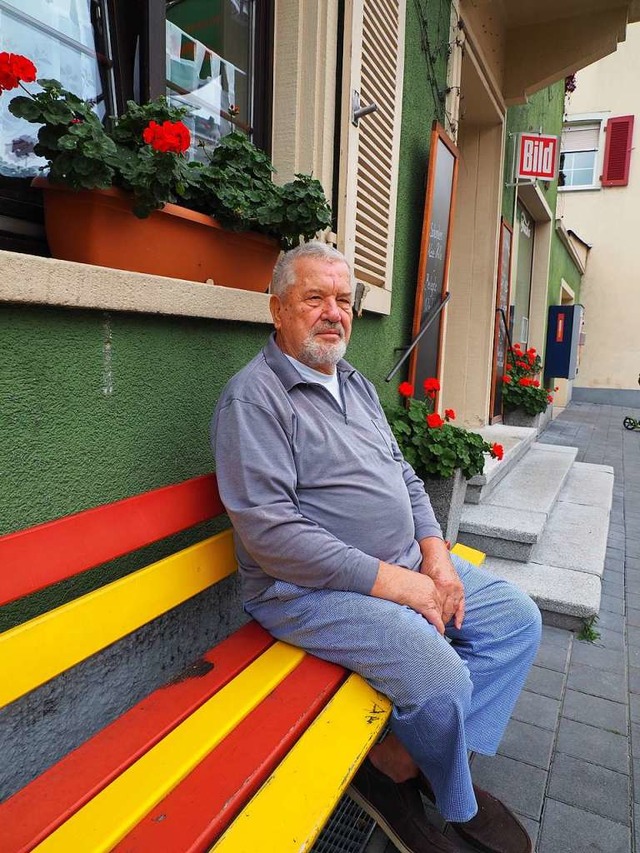 So kennt man ihn: Dieter Fuchs   auf der Bank vor seiner Bckerei  | Foto: Herbert Frey