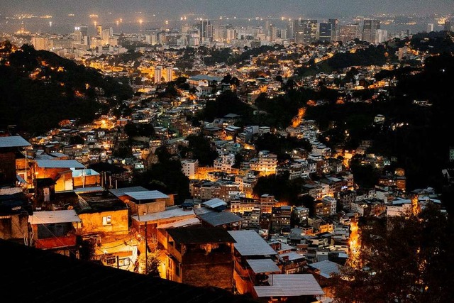 Gespaltene Stadt: Vorne Rios Favelas, hinten das prosperierende Zentrum.  | Foto: Kristin Bethge