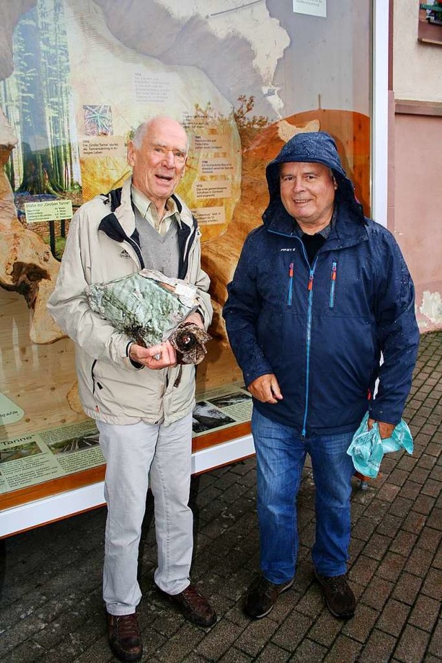 Rolf Strohm (links) erhlt von Gerhard...rund ist die Tannenscheibe eingeglast.  | Foto: Gerd Sutter