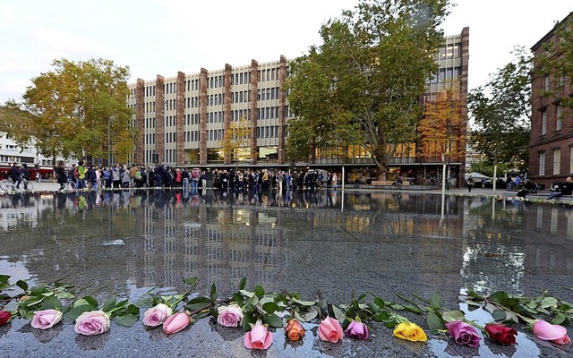 Vergangenes Jahr legten Brger auf dem...ynagoge 349 Rosen am Gedenkbrunnen ab.  | Foto: Ingo Schneider