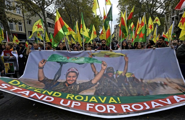 Fast tglich gehen die deutschen Kurde...tonomen Region  Rojava in Nordsyrien.   | Foto: Roberto Pfeil