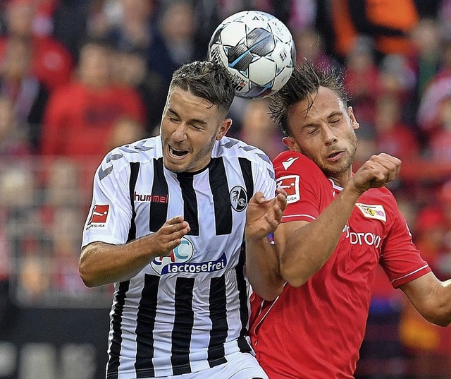 So ausgeglichen wie dieses Kopfball-Du...SC-Gastspiel in der Hauptstadt nicht.   | Foto: JOHN MACDOUGALL (AFP)