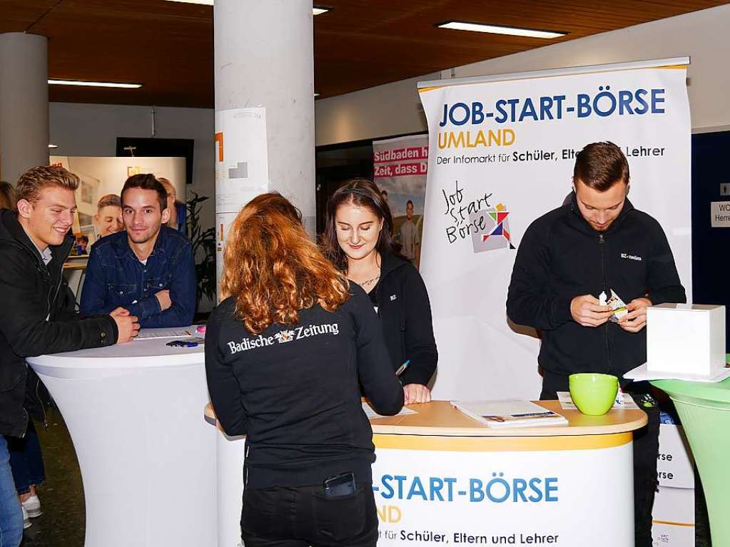 Eindrcke von der Job-Start-Brse in Neustadt. 750 Schler informierten sich bei 55 Firmen und Institutionen und probierten in Workshops aus, was auf sie zukommt. Die Aussteller prsentierten sich mit groem Aufwand, um Azubis zu werben.
