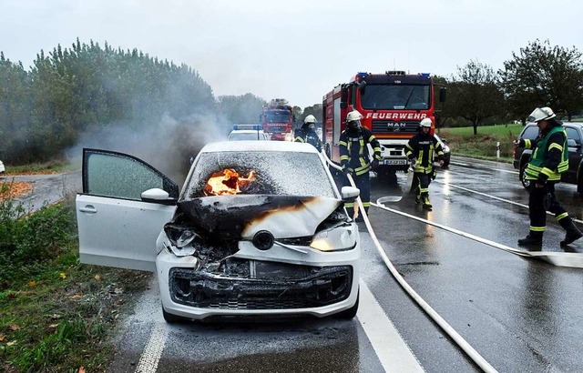 Die Feuerwehr lschte den Fahrzeugbrand.  | Foto: Wolfgang Knstle