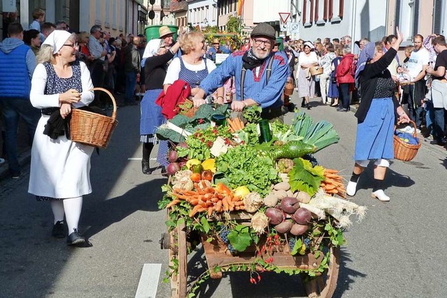 Buntes  Obst und Gemse hatten Teilnehmer des Umzugs auf ihre Wagen geladen.  | Foto: Christine Weirich