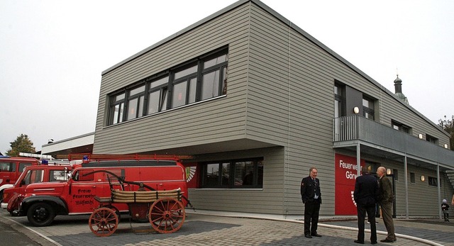 Das neue Feuerwehrhaus in Grwihl, das... von links) bei der Schlsselbergabe.  | Foto: Peter Schtz