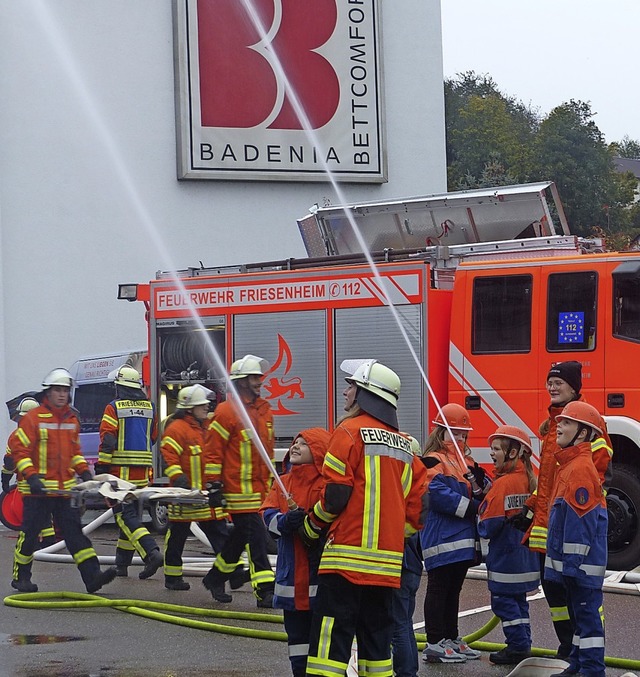 Eine Menge Wasser spritzte, obwohl der...Badenia zum Glck kein Ernstfall war.   | Foto: Frank Leonhardt