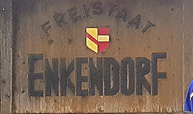 Direkt hinterm Schild feiert der &#8222;Freistaat Enkendorf&#8220; sein Fest.  | Foto: Gerd Leutenecker