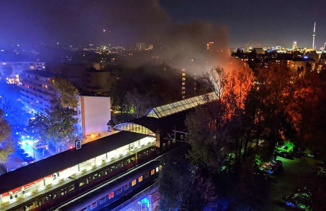 Flammen schlagen meterhoch aus dem Sonderzug der Fans des SC Freiburg.  | Foto: --- (dpa)