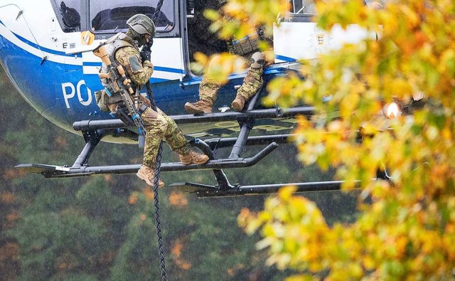 Polizei und Bundeswehr ber groen Antiterroreinsatz  | Foto: Sebastian Gollnow (dpa)