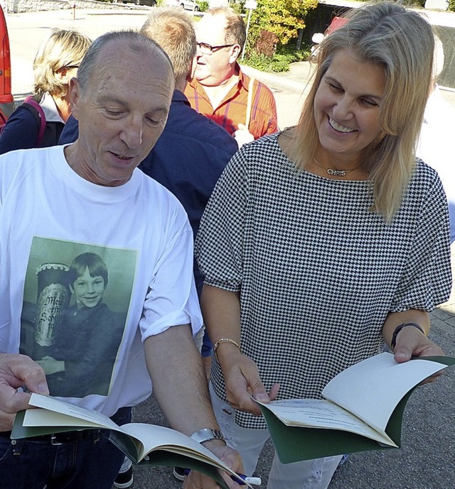 Christiane Guderian und Rainer Hauser vergleichen alte Zeugnisse.  | Foto: Claudia Bachmann-Goronzy