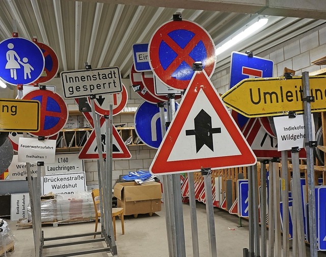 Schilderwald: Fr nahezu jede Verkehrs...r Baubetriebshof das richtige Schild.   | Foto: suedkurier
