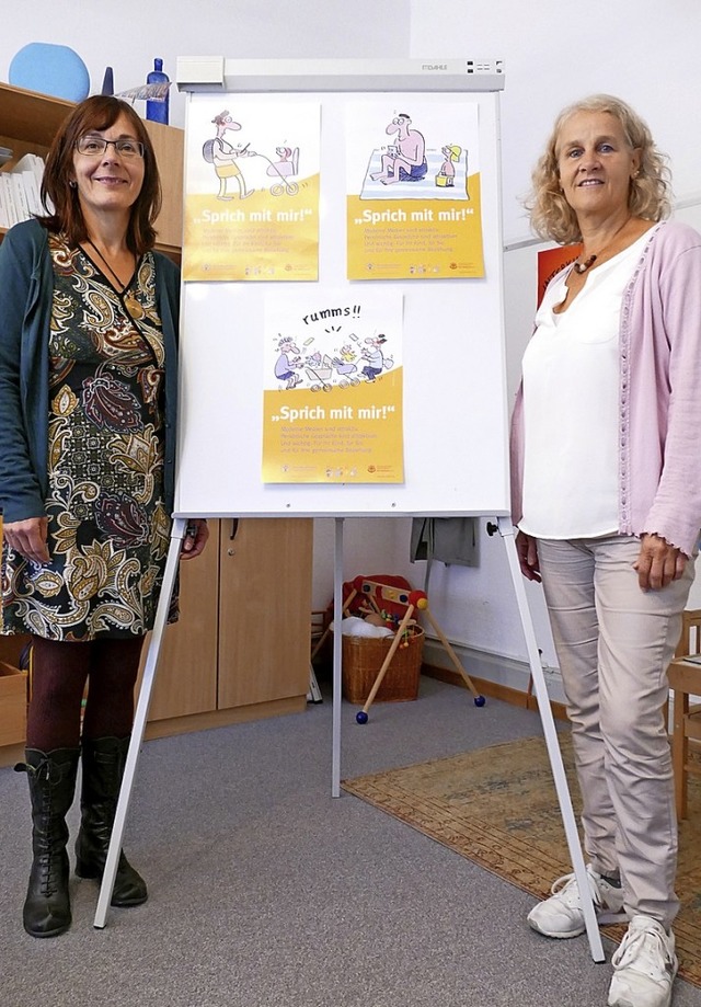 Andrea sterle von der Schwangeren- un...utzbund stellen die Plakataktion vor.   | Foto: Sylvia Sredniawa