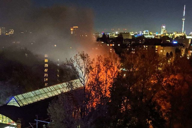 Wegen des Feuers im SC-Sonderzug in Be...ab es auch vier leicht verletzte Fans.  | Foto: --- (dpa)