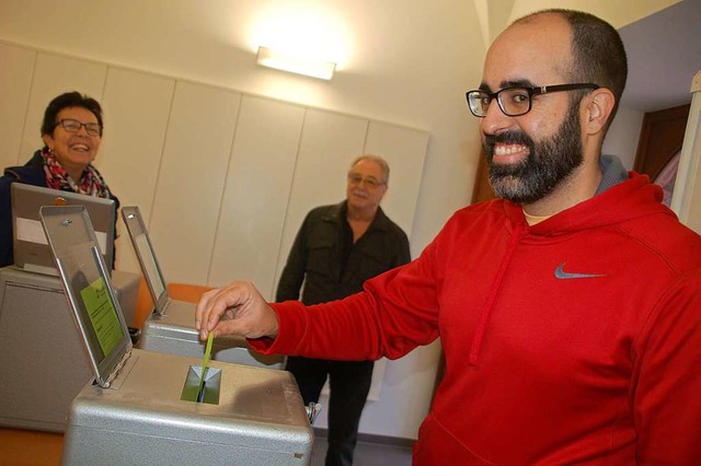 Punkt neun Uhr bei ffnung des Wahllok... Rosmarie von Bren und Gerd Pfeiffer.  | Foto: Petra Wunderle