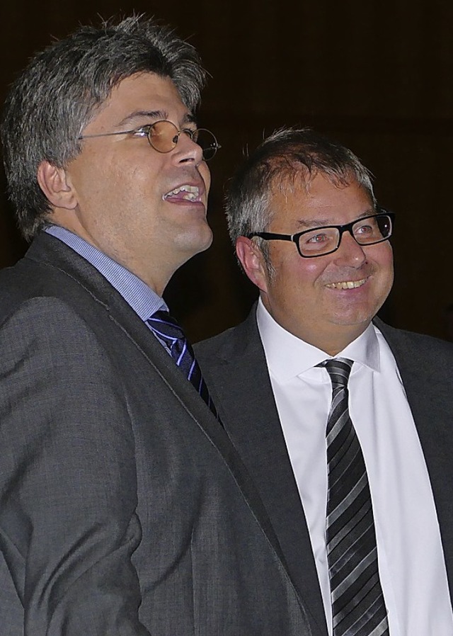 Landrat Martin Kistler (links) gratulierte zur Wiederwahl  | Foto: Hrvoje Miloslavic