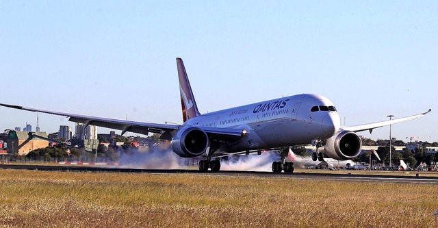Die Boeing landet nach dem lngsten Direktflug sicher in Sydney.  | Foto: DAVID GRAY (AFP)