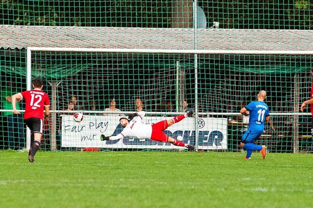 Dieses war der erste Streich: Niedersc... zum 1:1, das erste  seiner drei Tore.  | Foto: Alexandra Buss