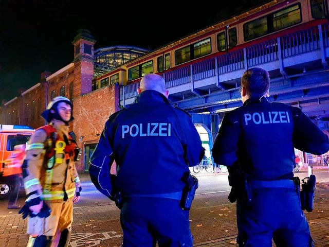 Polizei und Feuerwehr am evakuierten B...iburger Fans im havarierten Sonderzug.  | Foto: Julian Sthle (dpa)
