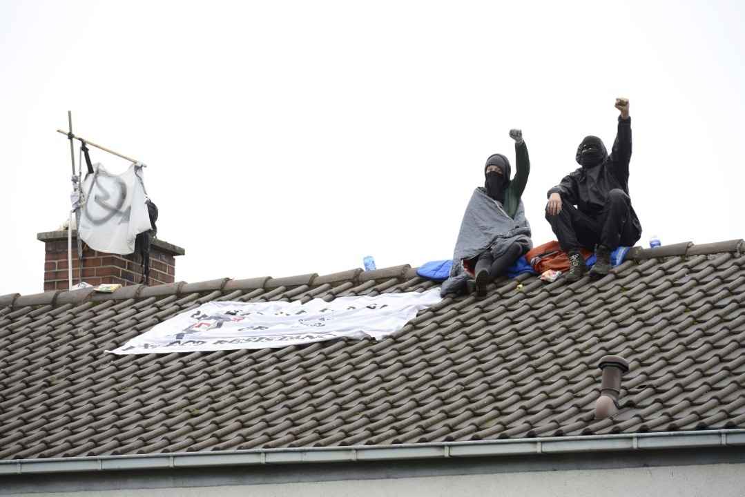 Zwei Besetzer auf dem Dach der Nummer 52 in der Fehrenbachallee  | Foto: Ingo Schneider