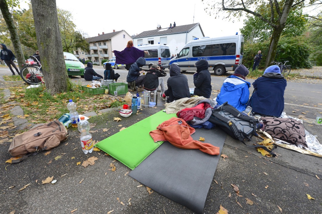 Mutmaßliche Sympathisanten der Besetzung vor  der Fehrenbachallee 52  | Foto: Ingo Schneider
