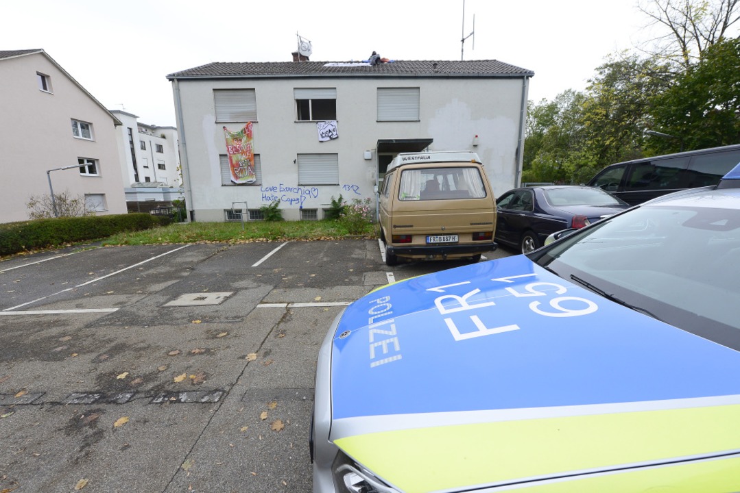 Die Freiburger Polizei steht vor dem besetzten Haus.  | Foto: Ingo Schneider