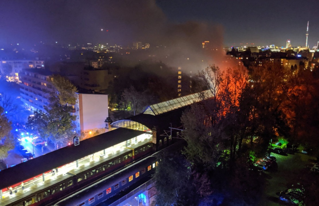 Der Brand im Sonderzug führte am Samstagabend zu einem Großeinsatz in Berlin.  | Foto: --- (dpa)