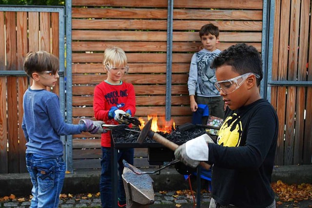 Sogar Eisen schmieden konnten die Kinder beim Herbstfest der Waldorfschule.  | Foto: Thomas Loisl Mink