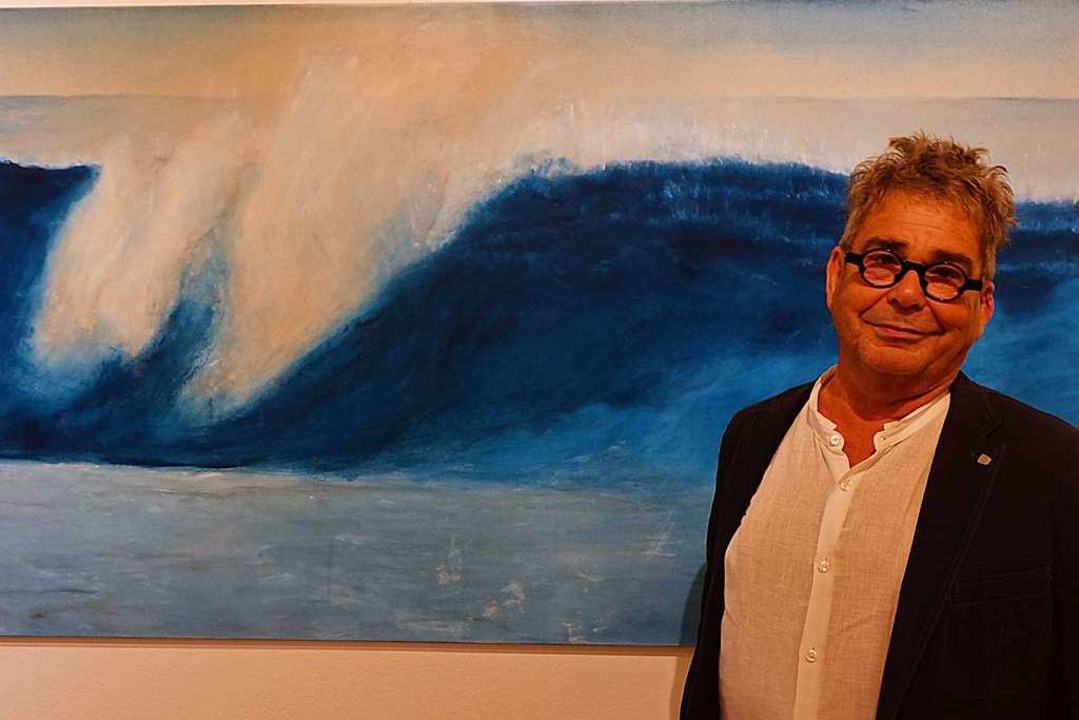 Der Maler Stefan Bergmann vor einem seiner neuen Meeresbilder.  | Foto: Roswitha Frey