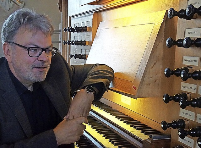 Fr Georg Koch ist die frisch renovier...ie beste Orgel weit und breit&#8220;.   | Foto: Ilona Huege