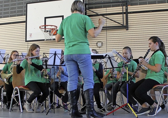 Das Jugendorchester unter der Leitung ...-Niederhof in der Sabine-Spitz-Halle.   | Foto: Michelle Gntert