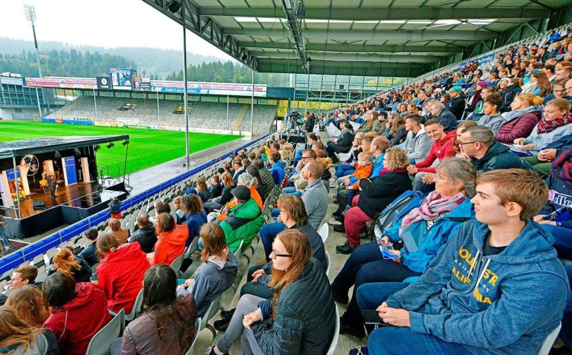 Im Schwarzwaldstadion wurden die &#822...te Semester, andere machen den Master.  | Foto: Michael Bamberger