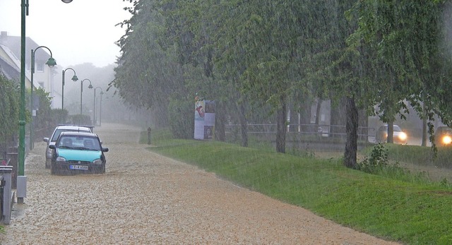 berflutete Straen gab es in Heitersheim am 3. Juni 2016 zuhauf.   | Foto: Alexander Huber