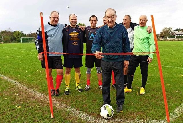 Der Ehrenvorsitzende des FCB, Helmut Z...te das Erffnungsband durchschneiden.   | Foto: Verein