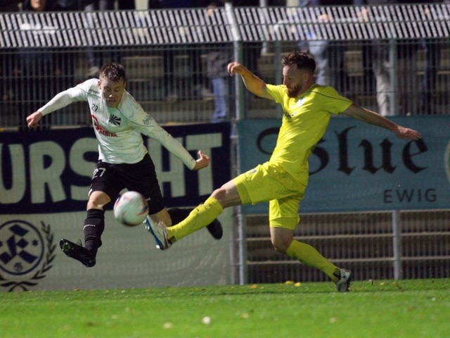 Der Villinger  Jannik Beha (links) tan...el den Stuttgarter Michael Klau  aus.  | Foto: Dieter Reinhardt