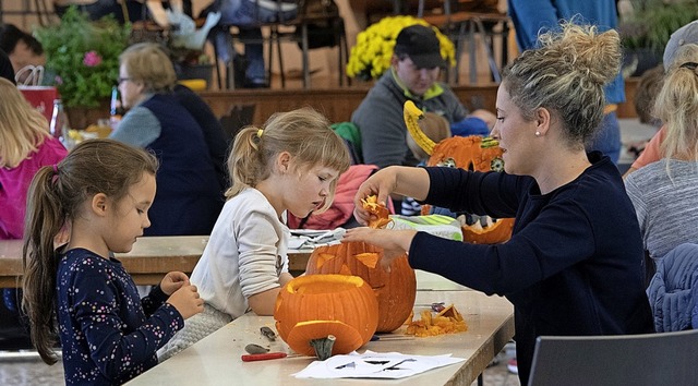 Beim Krbisschnitzen sind die Jngsten voll bei der Sache.  | Foto: Volker Mnch